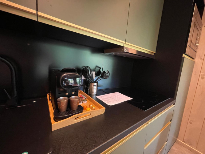 Cocina moderna en Ecolodge XXL TERRAS, Hameau de l'Ourthe, Bélgica, con cafetera y utensilios visibles.