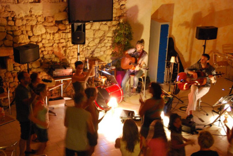 Noche animada con música en vivo y baile en Flower Camping La Sagne, parque vacacional en Nouvelle-Aquitaine, Francia.