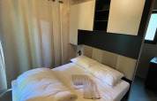 Chambre avec lit double et décor moderne à l'Eco Lodge, Hameau de l'Ourthe en Belgique.