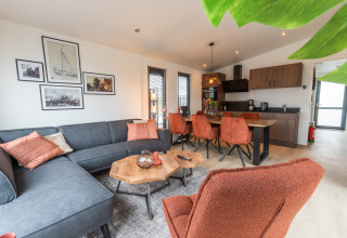 Zona giorno e cucina moderne del Cube Split Hottub lodge a EuroParcs Enkhuizer Strand, Olanda, arredamento accogliente.