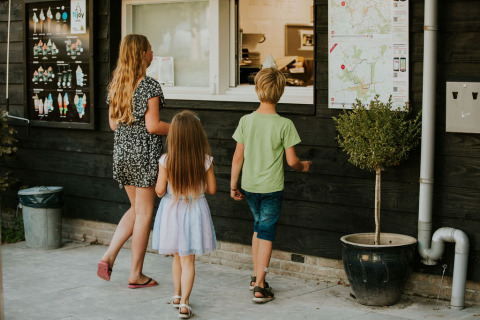 Niños en la recepción - Camping Si-Es-An - Balkbrug, Overijssel, Países Bajos