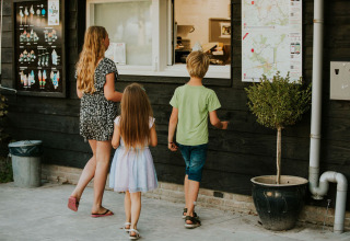 Bambini alla reception - Camping Si-Es-An - Balkbrug, Overijssel, Paesi Bassi