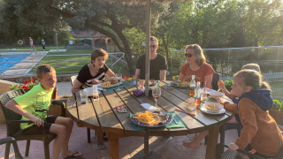 Une famille partage un repas en plein air au Camping Begur, un parc de vacances en Catalogne, Espagne.