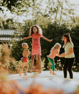 Niños en la cama elástica - Camping Si-Es-An - Balkbrug, Overijssel, Países Bajos