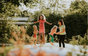 Kinderen op trampoline - Camping Si-Es-An - Balkbrug, Overijssel, Nederland
