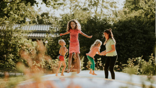 Niños en la cama elástica - Camping Si-Es-An - Balkbrug, Overijssel, Países Bajos