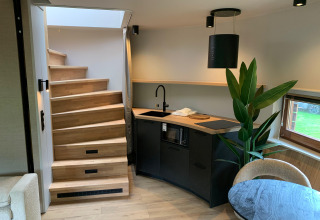 Moderne trappe og kompakt køkken i et lille hus kaldet The Nutshell ved Recreation Park Den Blanken i Holland.