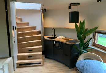 Moderne trap en compacte keuken in The Nutshell tiny house bij Recreation Park Den Blanken, Nederland.