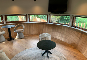 Modernes Wohnzimmer im The Nutshell, einem Tiny House mit Whirlpool und Sauna im Den Blanken Park, Niederlande.