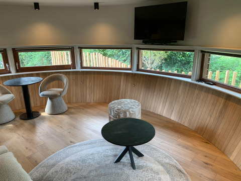 Moderne zithoek in The Nutshell tiny house met hot tub en sauna in Recreatiepark Den Blanken, Nederland.