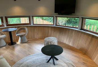 Salon moderne du tiny house The Nutshell avec jacuzzi et sauna, au parc Den Blanken, Pays-Bas.