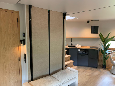 Moderne keuken en leefruimte in tiny house The Nutshell in Recreation Park Den Blanken, Nederland.