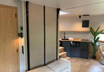 Cocina y salón modernos en la tiny house The Nutshell en Recreation Park Den Blanken, Países Bajos.