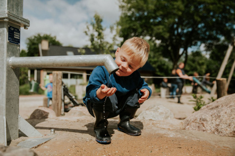 Bambino al parco giochi d'acqua - Camping Si-Es-An - Balkbrug, Overijssel, Paesi Bassi