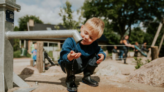 Niño en el parque acuático - Camping Si-Es-An - Balkbrug, Overijssel, Países Bajos