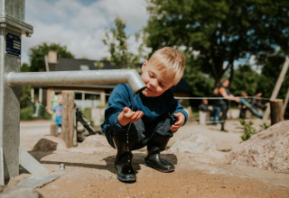 Enfant à l'aire de jeux d'eau - Camping Si-Es-An - Balkbrug, Overijssel, Pays-Bas
