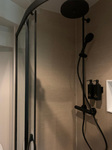 Ducha moderna en la pequeña casa The Nutshell en Recreation Park Den Blanken, Países Bajos, con dispensadores.