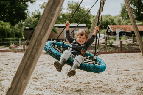 Enfant sur la grande balançoire - Camping Si-Es-An - Balkbrug, Overijssel, Pays-Bas