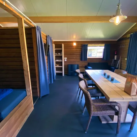 Binnenzicht van de Safarilodge deluxe safaritent bij Familievakantiepark Krieghuusbelten, Nederland.