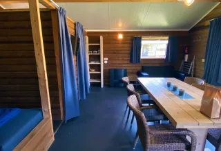 Vue intérieure de la tente safari Safarilodge deluxe au Familievakantiepark Krieghuusbelten, Pays-Bas.
