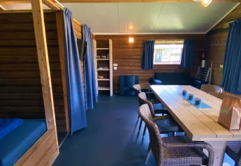 Vista interna della tenda safari Safarilodge deluxe al Familievakantiepark Krieghuusbelten, Paesi Bassi.