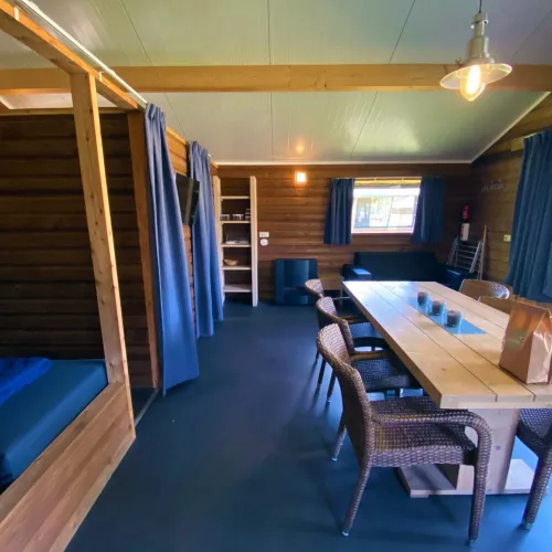 Vue intérieure de la tente safari Safarilodge deluxe au Familievakantiepark Krieghuusbelten, Pays-Bas.