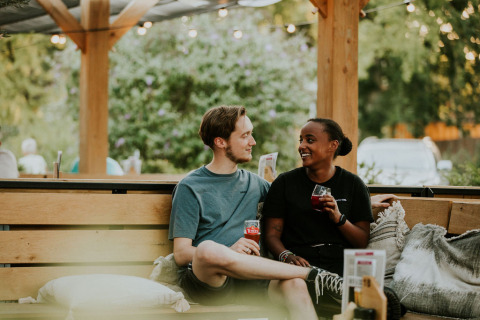Pareja en la terraza - Camping Si-Es-An - Balkbrug, Overijssel, Países Bajos