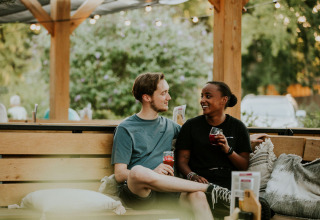 Pareja en la terraza - Camping Si-Es-An - Balkbrug, Overijssel, Países Bajos
