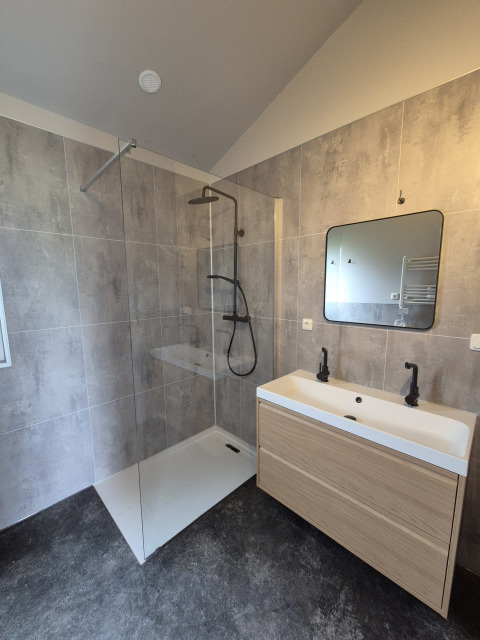 Salle de bains moderne avec douche à l’italienne, double vasque et miroir au lodge Type Dommel, De Tien Heugten, Pays-Bas.