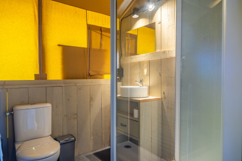 Safari telt badeværelse med træbeklædning, bruser, toilet og håndvask på Lodgetent 4, Zuiderzee, Holland.