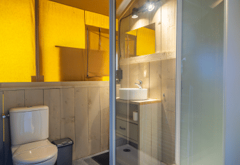 Safari telt badeværelse med træbeklædning, bruser, toilet og håndvask på Lodgetent 4, Zuiderzee, Holland.