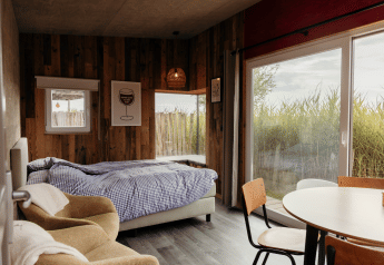 Camera accogliente al Solglimt 4 Pers presso Duynpark Het Zwanenwater, Paesi Bassi, con letto e ampie finestre.