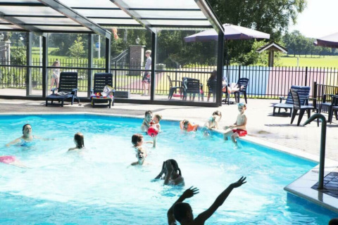 Udendørs swimmingpool (delvist overdækket) - Camping _t Veld - Rheeze, Overijssel, Holland