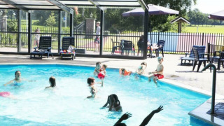 Piscina al aire libre (semicubierta) - Camping _t Veld - Rheeze, Overijssel, Países Bajos