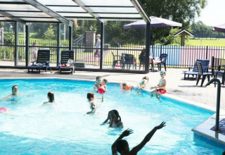 Außenschwimmbad (halb überdacht) - Camping _t Veld - Rheeze, Overijssel, Niederlande