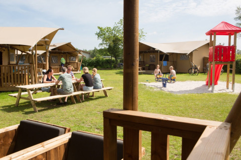 Ospiti sul campo vicino alle tende safari -Camping _t Veld - Rheeze, Overijssel, Paesi Bassi