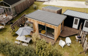 Vista aérea del lodge Solglimt 2 Pers. en Duynpark Het Zwanenwater en Holanda, con jardín y zona exterior.