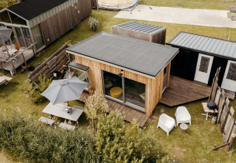 Vista aérea del lodge Solglimt 2 Pers. en Duynpark Het Zwanenwater en Holanda, con jardín y zona exterior.