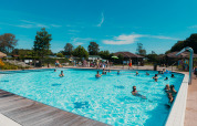 Piscine extérieure avec vacanciers heureux au parc de vacances De Boshoek, en Gueldre, Pays-Bas.