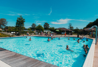 Buitenbad vol vakantiegangers op vakantiepark De Boshoek in Gelderland, Nederland, bij mooi weer.