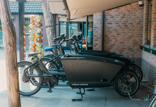 Cargo bike Urban Arrow parcheggiate fuori da un edificio a Holiday park De Boshoek, Gelderland, Paesi Bassi.