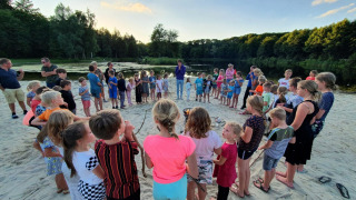 Kinderen met animatie op strandje - Camping _t Veld - Rheeze, Overijssel, Nederland