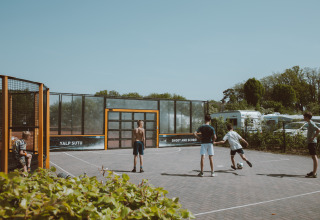 Børn spiller fodbold på en udendørs bane i Holiday park De Boshoek, Gelderland, Nederlandene.