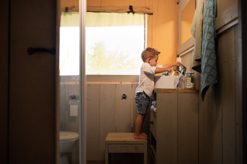 Niño en tienda safari con baño - Camping _t Veld - Rheeze, Overijssel, Países Bajos