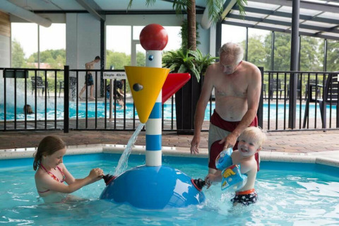 Niños en la piscina infantil _ piscina cubierta - Camping _t Veld - Rheeze, Overijssel, Países Bajos
