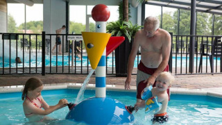 Kindjes in peuterbad _ binnenzwembad - Camping _t Veld - Rheeze, Overijssel, Nederland