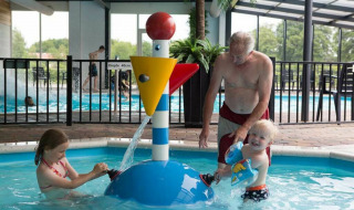 Niños en la piscina infantil _ piscina cubierta - Camping _t Veld - Rheeze, Overijssel, Países Bajos