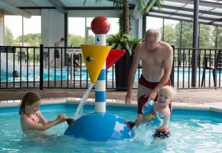 Enfants dans la pataugeoire _ piscine couverte - Camping _t Veld - Rheeze, Overijssel, Pays-Bas