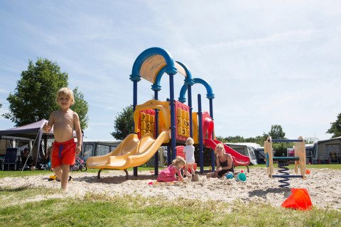 Niños en parque infantil - Camping _t Veld - Rheeze, Overijssel, Países Bajos
