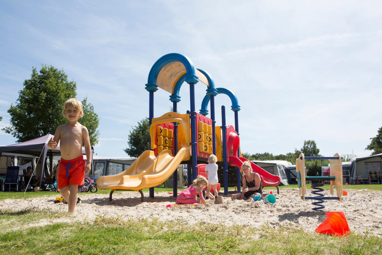 Kinder auf dem Spielplatz - Camping _t Veld - Rheeze, Overijssel, Niederlande